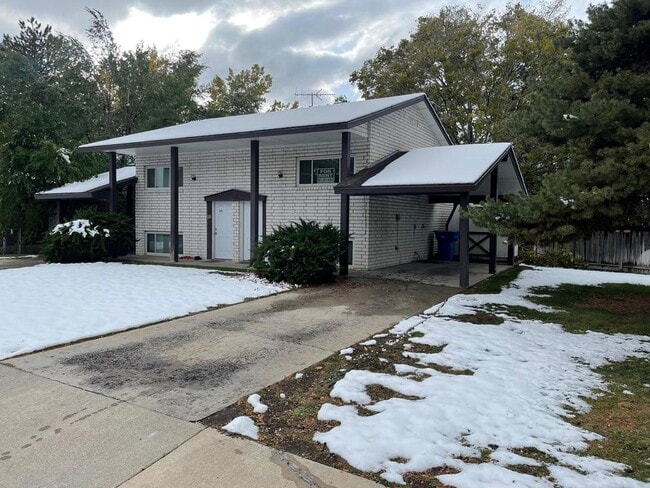 Building Photo - 577 150 E