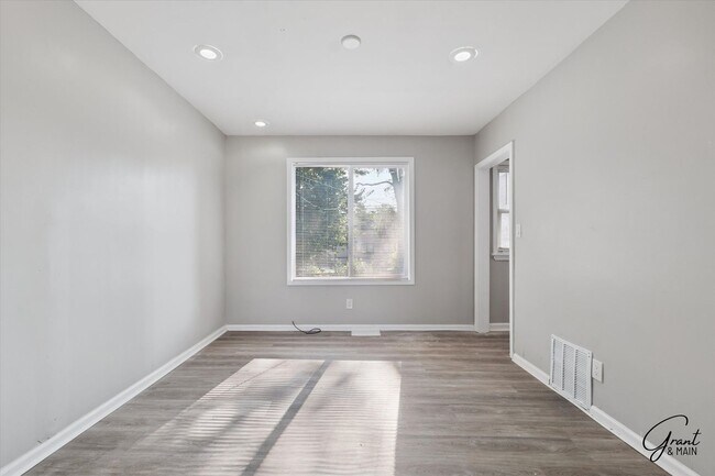 Building Photo - $1350 3 bedroom