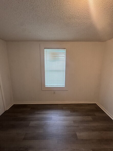 Building Photo - 516 S Hennessey St