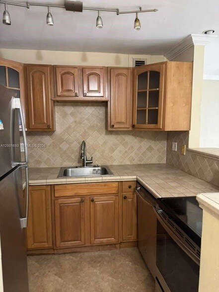 Building Photo - 10383 N Kendall Dr