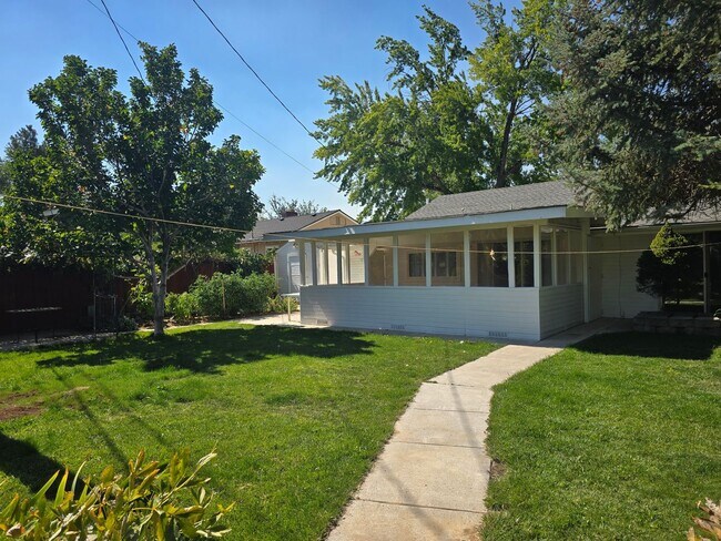 Building Photo - 652 Arbutus St