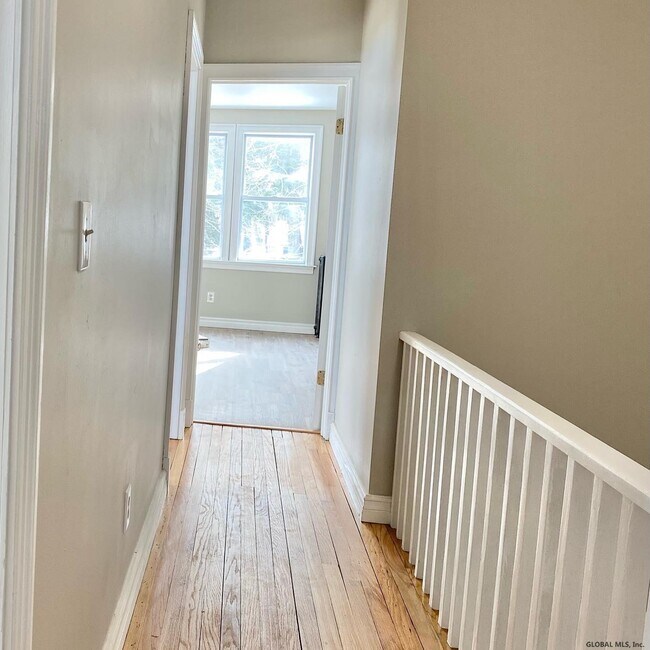 Building Photo - 435 Kenwood Ave