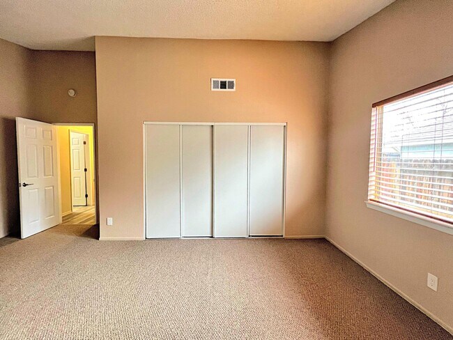 Building Photo - 2826 San Ramon Dr