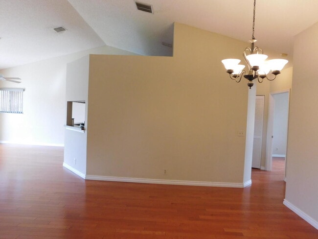 Building Photo - 21 Vía De Casas Sur