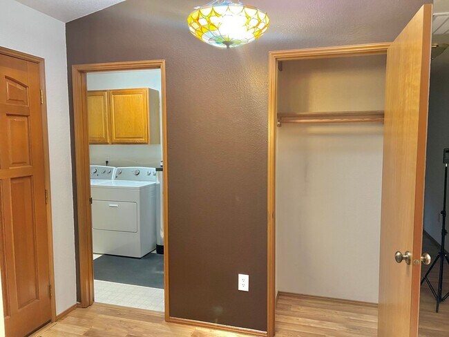 Building Photo - Charming Rambler 3-Bed/2-Bath Available Now!