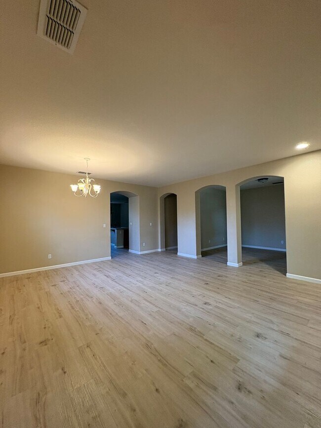 Building Photo - 684 Whitfield Ln