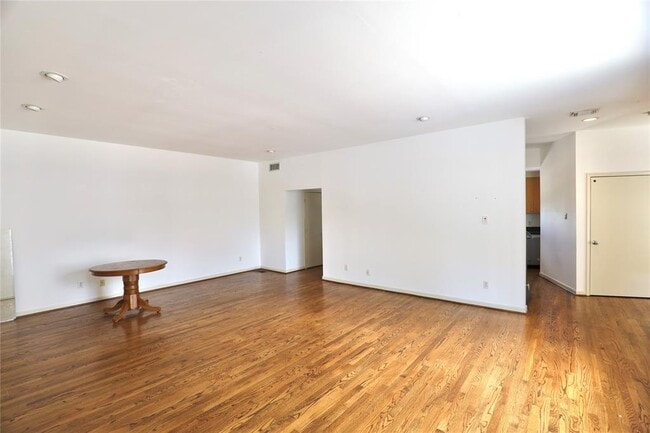Building Photo - 402 Rosalie St