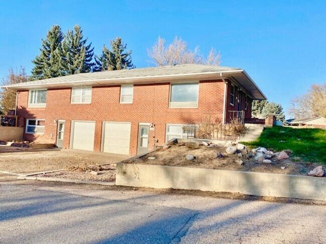 Building Photo - Large 2 bed, 2 bath, 1 car garage duplex