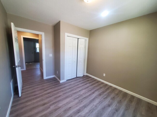 Building Photo - Single family home Recently renovated, mov...