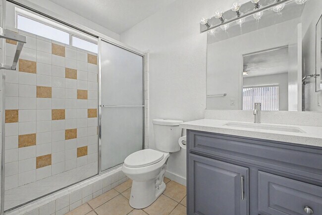 Building Photo - 935 W Santa Cruz Dr