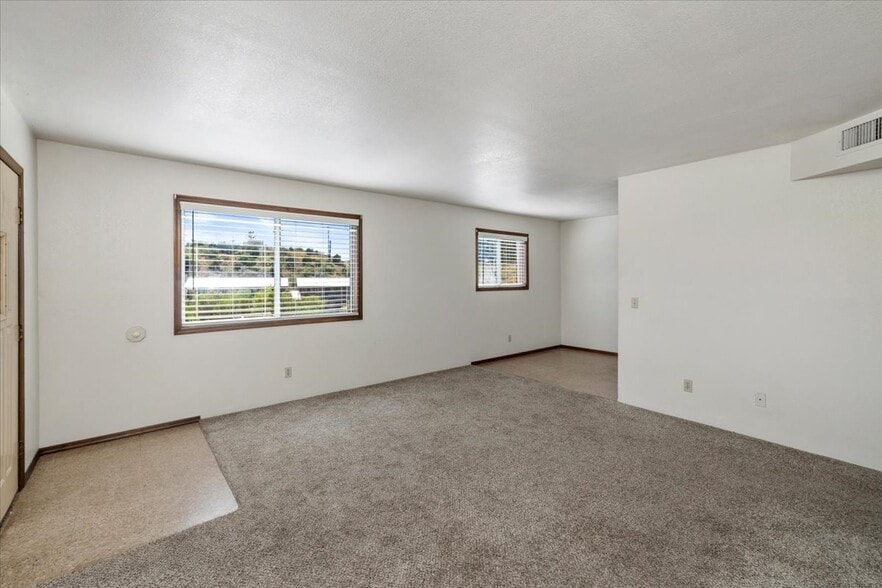 Building Photo - 2606 S Mountain View Dr