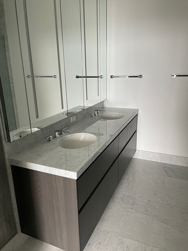 Building Photo - St. Regis Luxury 1bed and 1.5 bath Apartment Available