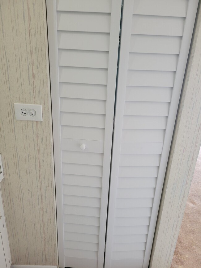 Building Photo - 1900 W 54th St