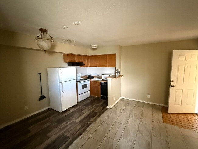 Building Photo - For lease! 1 bed, 1 bath condo