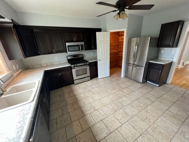 Building Photo - Duluth, MN - 4 Bedroom - 2 Bath - 2 car garage - Single family home