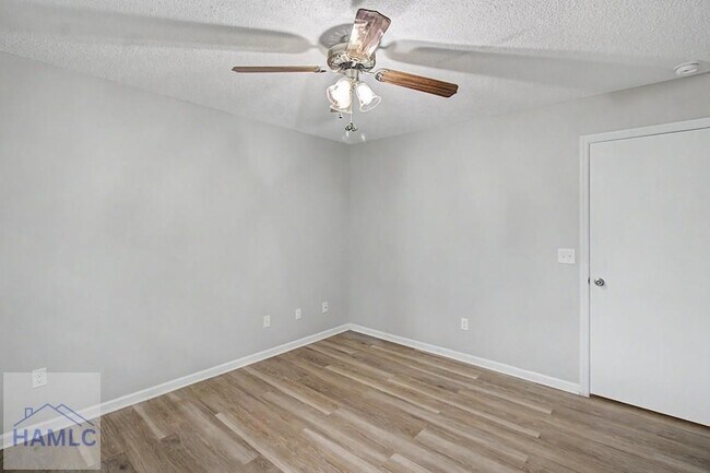Building Photo - 21 Pinewood Ln