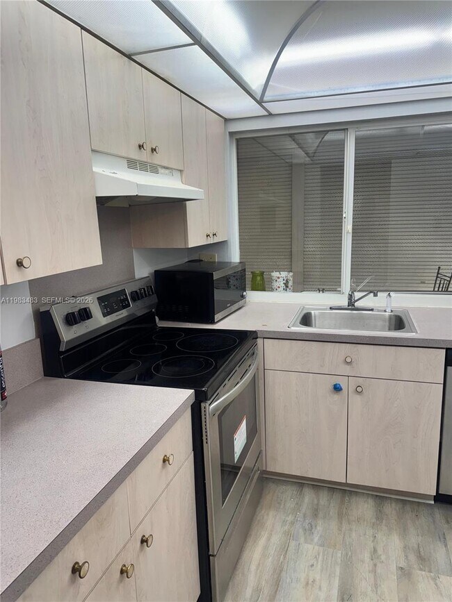 Building Photo - 9400 Lime Bay Blvd