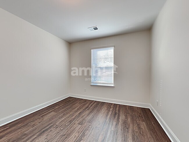 Building Photo - 610 W Lionel Rd