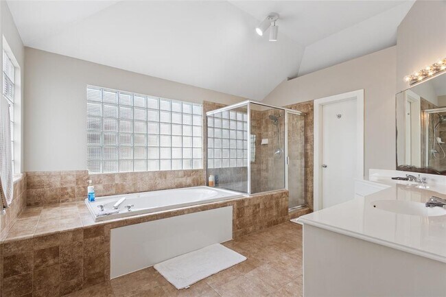 Building Photo - 8686 Meadowcroft Dr