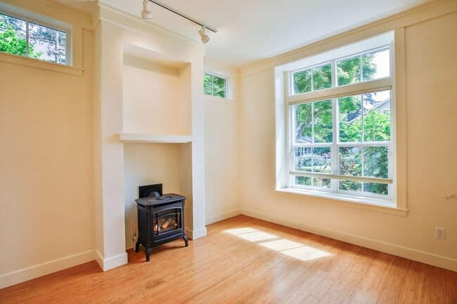Building Photo - 1086 Village Loop