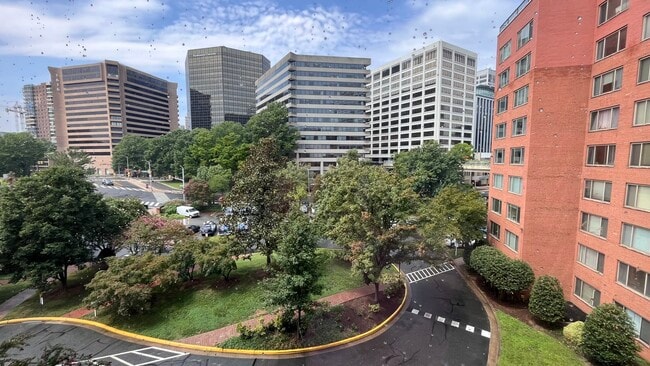 Building Photo - 1121 Arlington Blvd