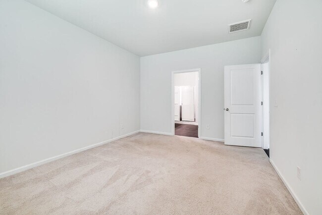 Building Photo - Stylish 4-Bed 2 Bath Ranch Home with Moder...