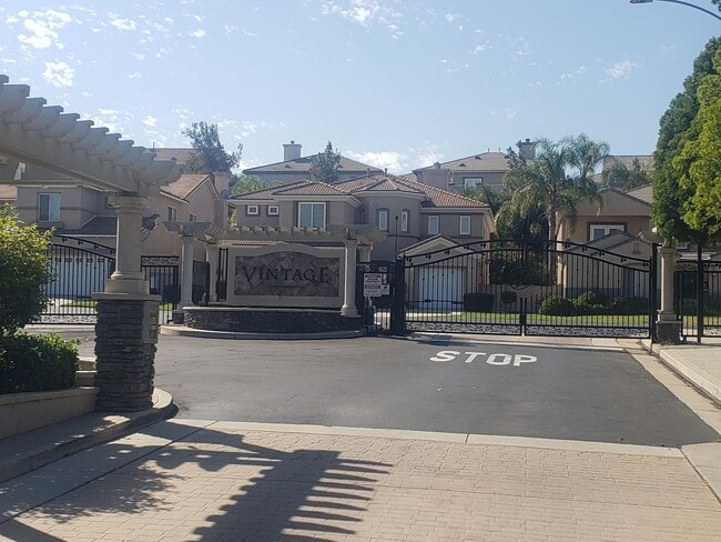 Building Photo - Large 4 BR + Office/Den in Gated Comunity - South Temecula