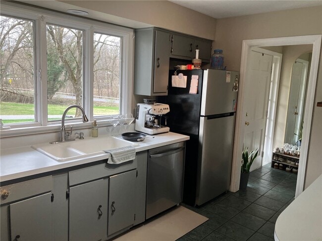 Building Photo - 4 Peachtree Ln