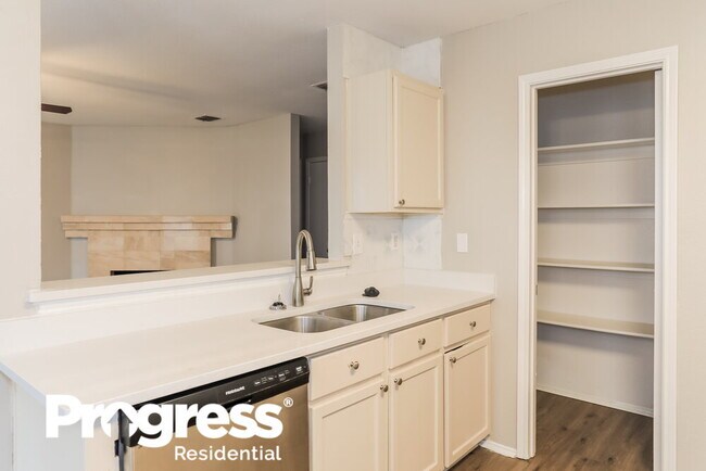 Building Photo - 8764 Stonebriar Ln