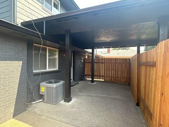 Building Photo - 1332 SW 8th Ave