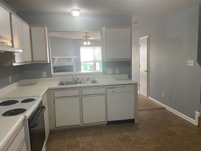 Building Photo - Two Bedroom, 1.5 Bath Townhome-201 Mesa Ln.