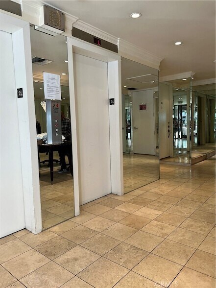 Building Photo - 10747 Wilshire Blvd