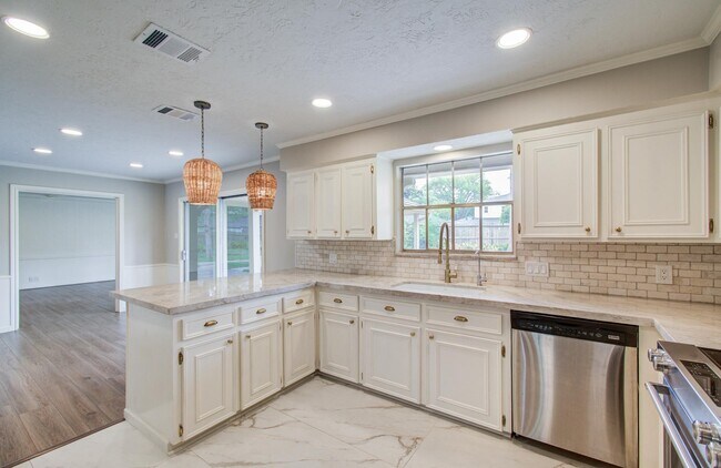 Building Photo - 11022 Riverview Dr
