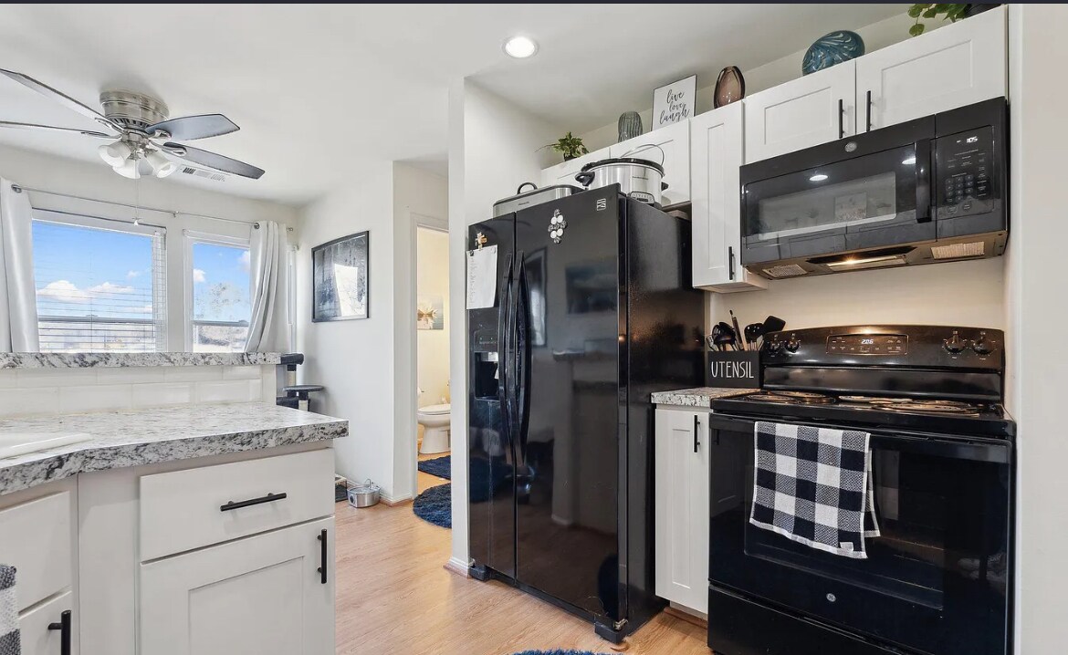 Building Photo - 8 Deer Run Ct