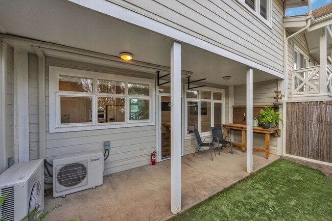 Building Photo - Spacious Upcountry Townhome with Ocean Vie...