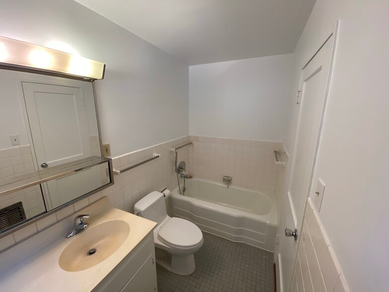 Bathroom - 5414 Village Grn