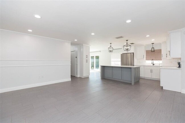 Building Photo - 2307 Lincoln Ct