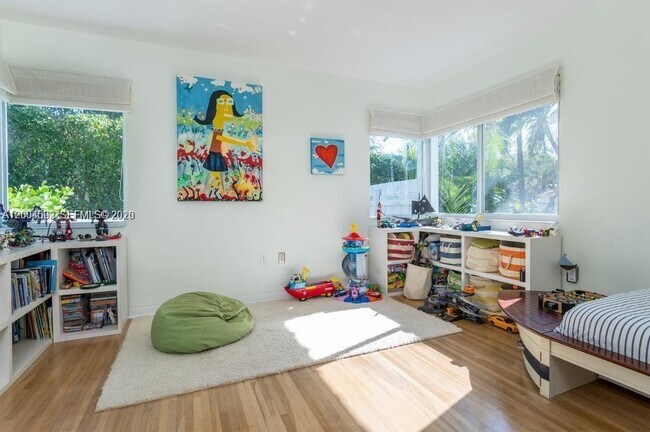 Building Photo - 1123 Bay Dr