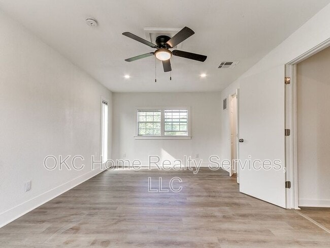 Building Photo - 1812 W Noble Ave