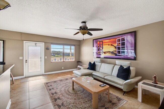 Building Photo - 33 Fanshaw A