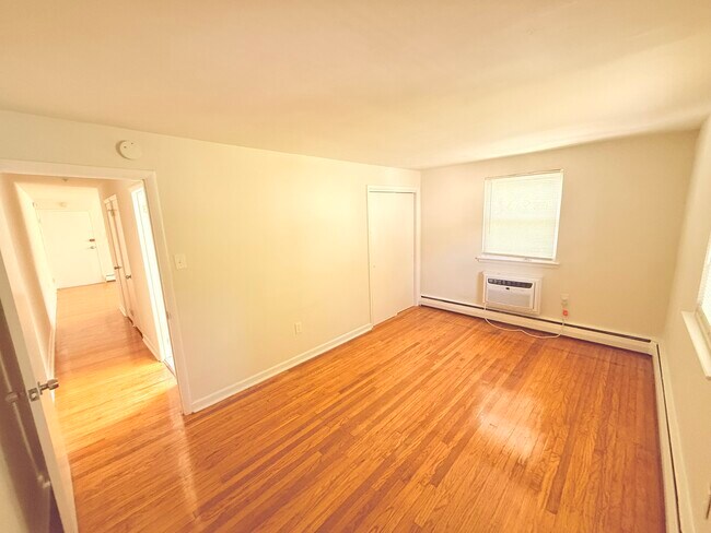 Building Photo - 615 Paxon Ave