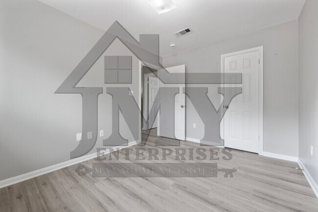 Building Photo - 815 Cravens St