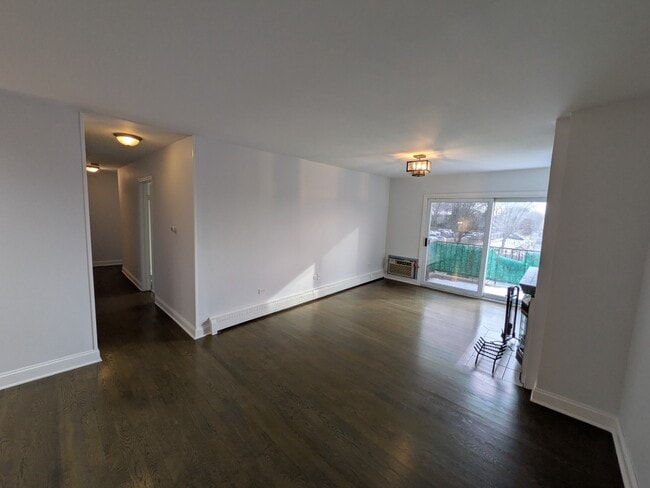 Building Photo - Spacious 3BR / 2BA Condo in Buffalo Grove private balcony, fireplace - Rent includes Heat,  Water...
