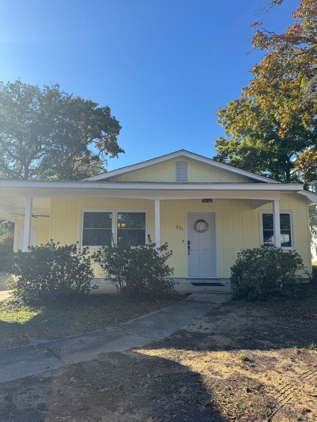 Building Photo - FULLY FURNISHED Wooded Oak Island area  3 ...