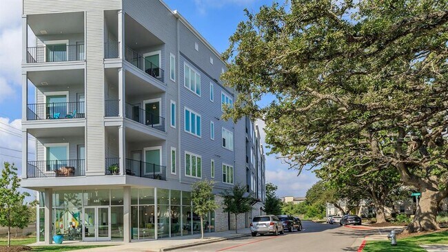 Building Photo - 680 Naumann Dr