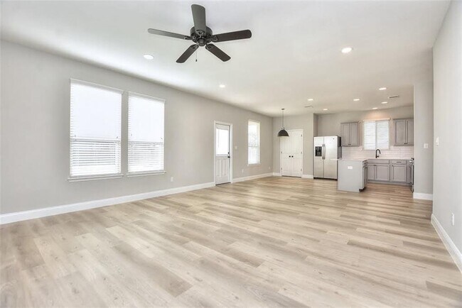 Building Photo - 204 Russet Trl