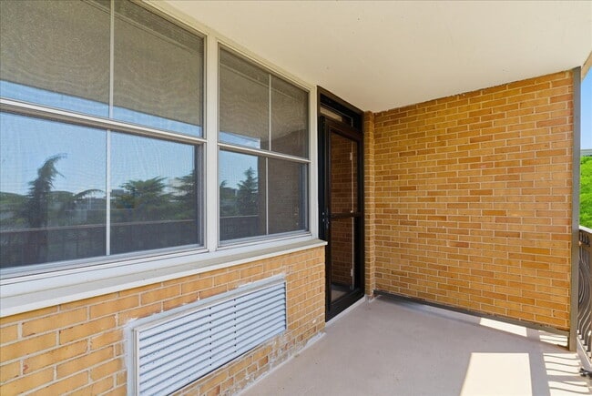 Building Photo - Sophisticated High-Rise Living in Prime Arlington Location