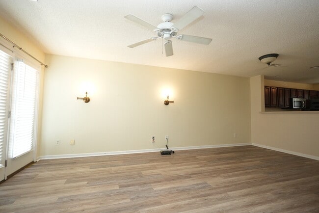 Building Photo - A charming house w/ 2 beds and 2 bath