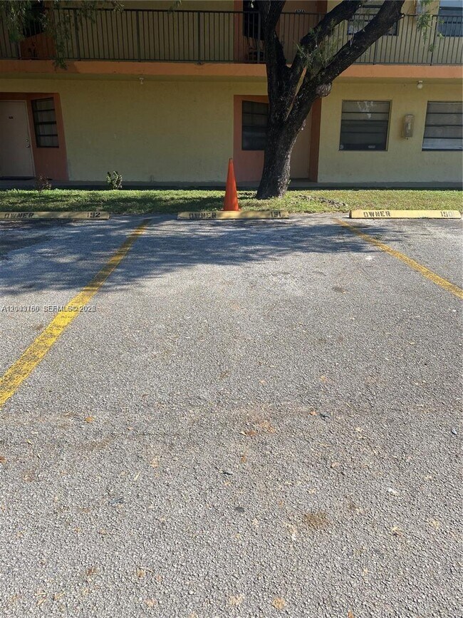 Building Photo - 4033 Lakeside Dr