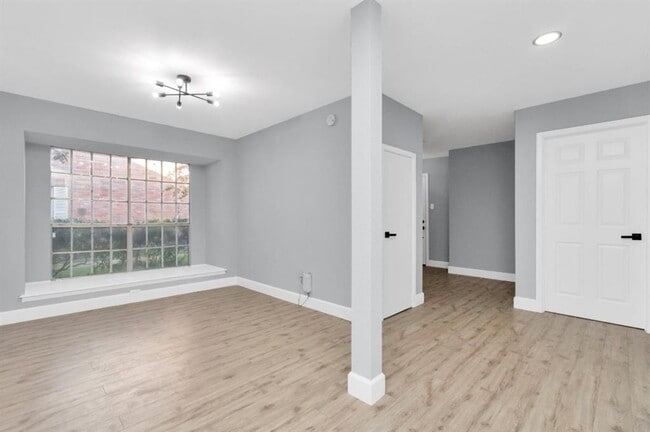 Building Photo - 9404 Beechnut St
